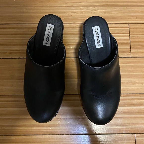 Black Steve Madden clogs. Great condition. Worn a handful of times. Size 8.5 - Picture 2 of 3